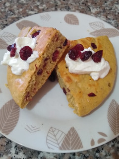 Una foto de Torta de avena y arándanos rojos al sartén