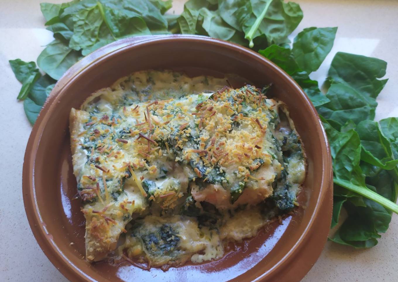 Salmón gratinado con bechamel de espinacas