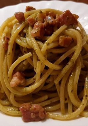 O poză a rețetei Spaghette cu pesto genovese și bacon.