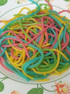 Una foto de Espaguetis de colores