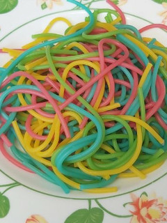 Una foto de Espaguetis de colores