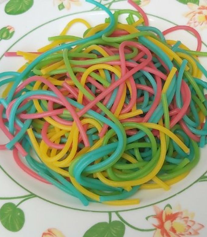 Una foto de Espaguetis de colores