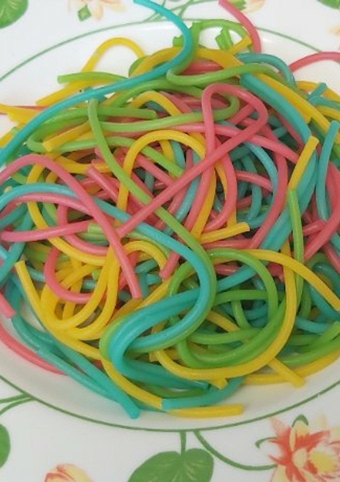 Una foto de Espaguetis de colores