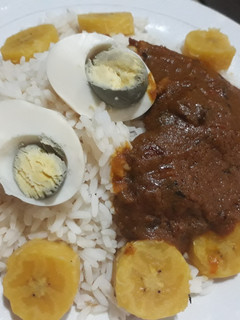 A picture of Boiled rice and plantain.