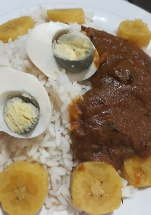 A picture of Boiled rice and plantain.