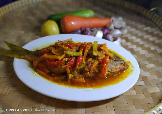 Pesmol ikan ekor kuning