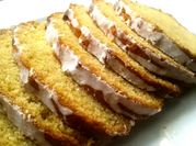 Una foto de budín de limón esponjoso