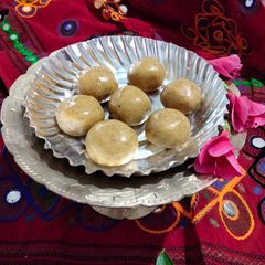 A picture of Besan ke laddu.