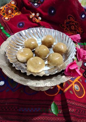 A picture of Besan ke laddu.
