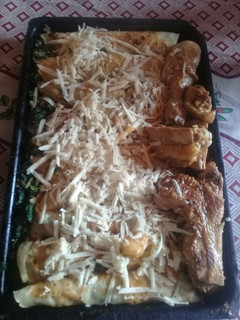 Una foto de Canelones de espinaca y salsa roja con de pollo