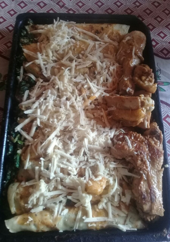 Una foto de Canelones de espinaca y salsa roja con de pollo