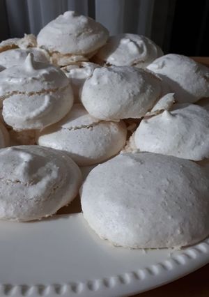 Una foto de Merengues con coco 🥥