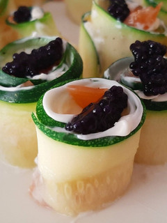 Una foto de Rollitos de salmón y queso
