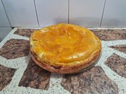 Una foto de tarta espinaca y salsa blanca