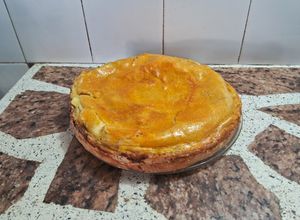 Una foto de Tarta de espinaca y ricota, huevos cocidos con salsa bechamel🥬🥬