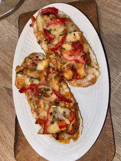 Une photo de Mini bruschetta au poulet fromage🍗🧀