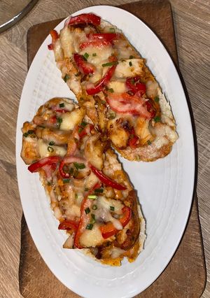 Une photo de Mini bruschetta au poulet fromage🍗🧀