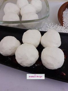 A picture of Sabudana ladoo.