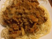 Una foto de pasta con carne sin tomate