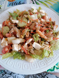Una foto de Ensalada un poco de todo