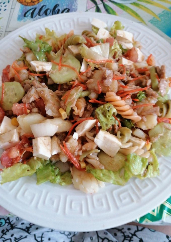 Una foto de Ensalada un poco de todo