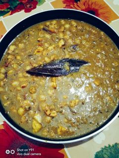 চিকেন দিয়ে কাবলি চানার কারি (chicken diye kabli chanar curry recipe in Bengali) রেসিপির প্রধান ছবি