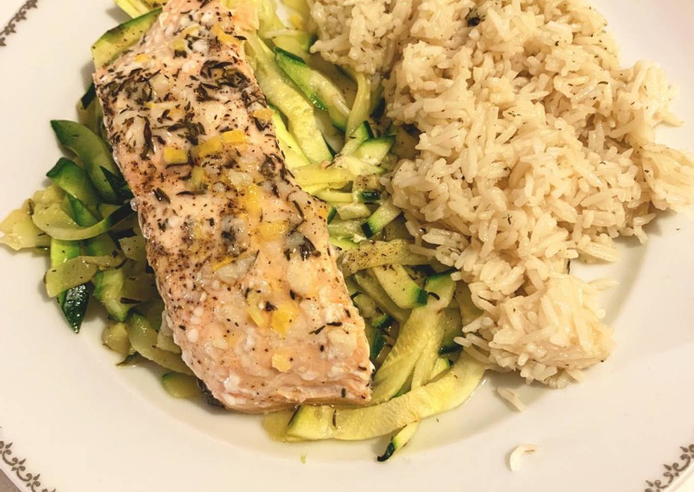 Papillote de saumon tagliatelles de courgettes et riz aneth citron