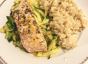 Une photo de Papillote de saumon tagliatelles de courgettes et riz aneth citron