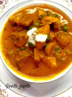 मशरूम मटर की सब्जी (mushroom matar ki sabzi recipe in Hindi) रेसिपी मुख्य फोटो