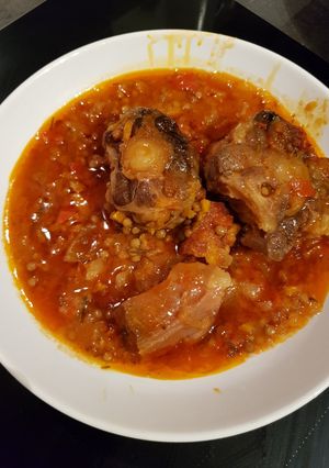 Una foto de Rabo de toro con lentejas