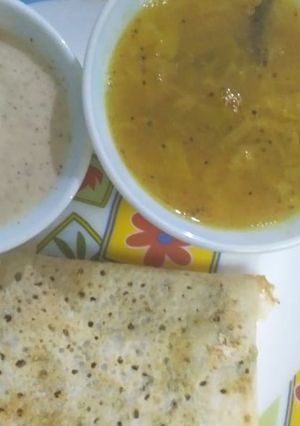 A picture of Dosa sambhar and chutney.