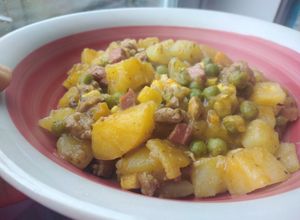 Una foto de Charquicán con yuca y chorizo