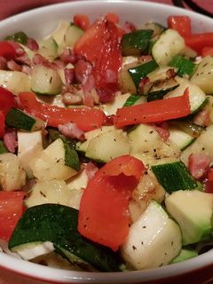 Una foto de Ensalada Tibia de Calabacín y Pimientos