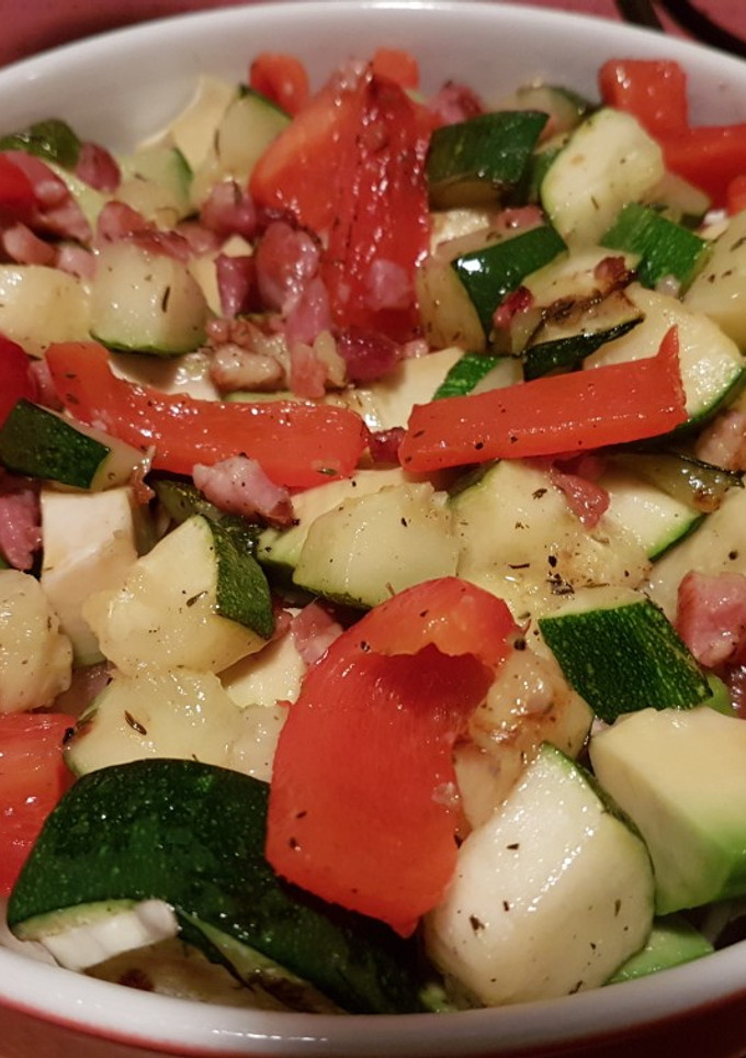 Una foto de Ensalada Tibia de Calabacín y Pimientos