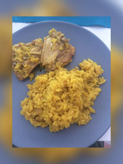 Una foto de Arroz con pollo al vino blanco