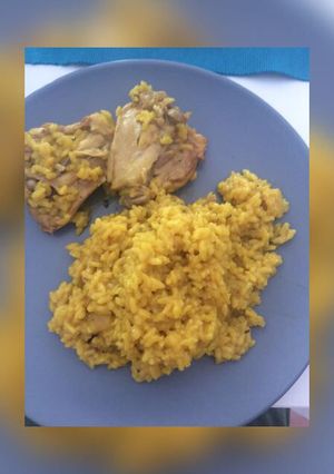 Una foto de Arroz con pollo al vino blanco
