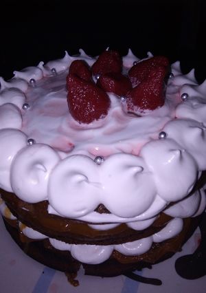 Una foto de Torta de chocolate hecha en sartén con merengue italiano 🍓