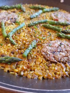 Una foto de Arroz seco de peus de porc y espárragos