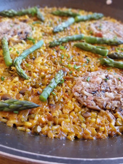 Una foto de Arroz seco de peus de porc y espárragos