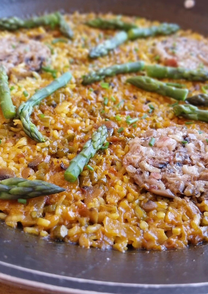 Una foto de Arroz seco de peus de porc y espárragos