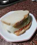 Sándwich vegetal con salmón ahumado