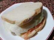 Una foto de sandwiches fríos para fiestas