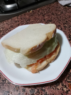 Una foto de Sándwich vegetal con salmón ahumado