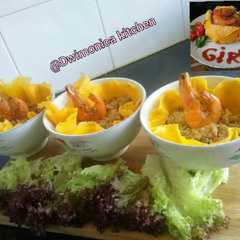 A picture of Nasi goreng slimut telur dadar.