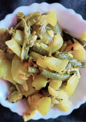 আলু বরবটি ভাজা(Aloo barbati bhaja recipe in Bengali) রেসিপির প্রধান ছবি