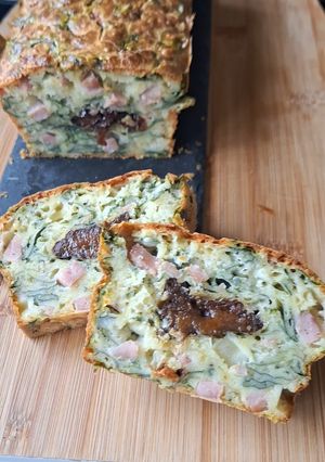 Une photo de Cake épinards, pruneaux, jambon