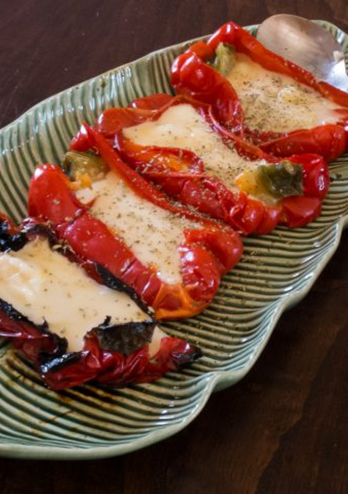 Una foto de Pimientos asados en la parrilla con queso estilo argentino