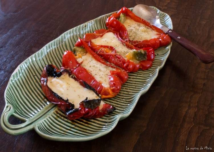 Pimientos asados en la parrilla con queso estilo argentino
