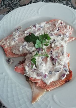 Foto principal de Salmón al horno con salsa de nata y cebolla