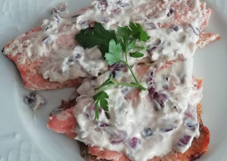 Salmón al horno con salsa de nata y cebolla